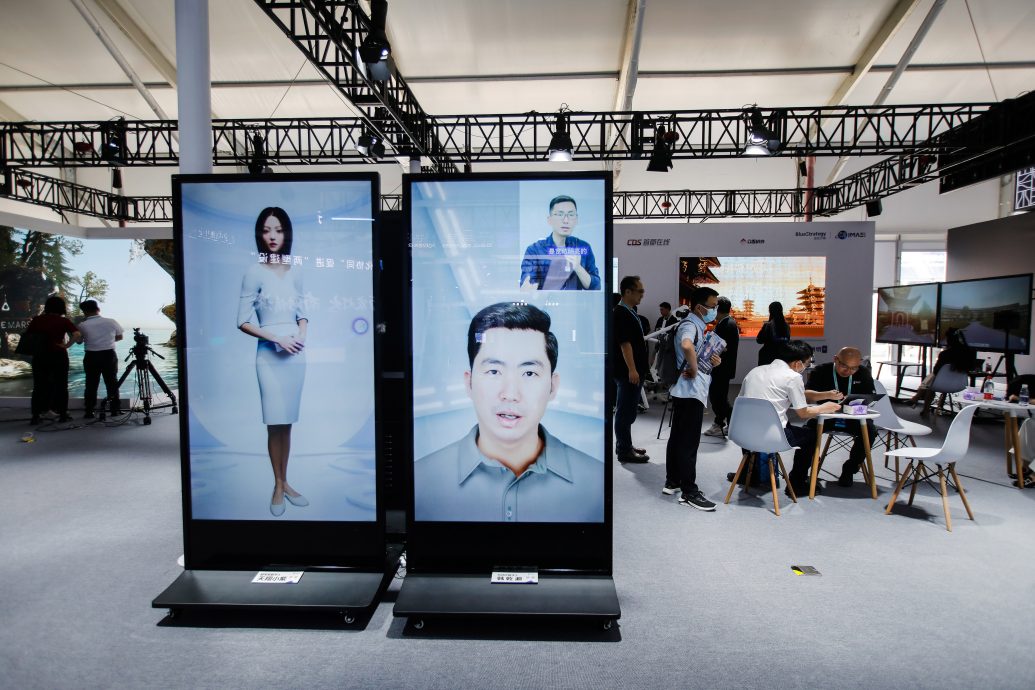 天下事主文)中关村论坛开幕 体验融媒体AI生成内容