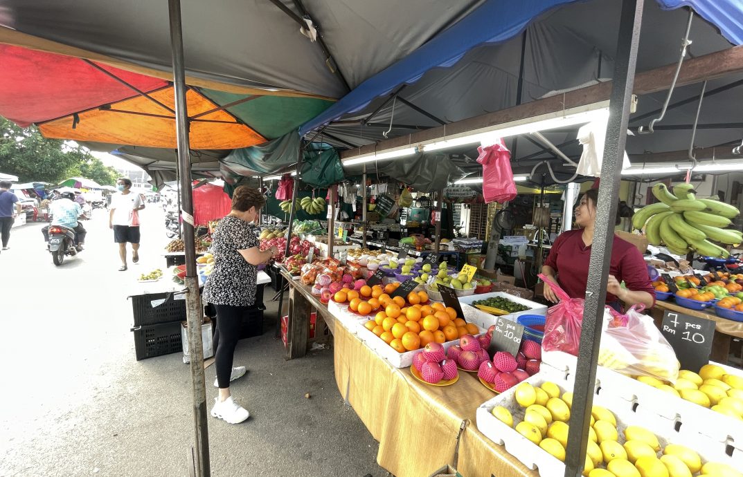 天气热辣辣市场淡静 早市流动小贩受冲击