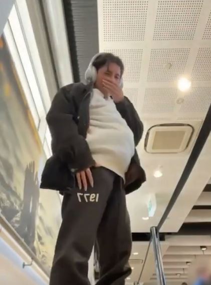 女乘客为省飞机行李超重费“把6公斤衣服穿上身”