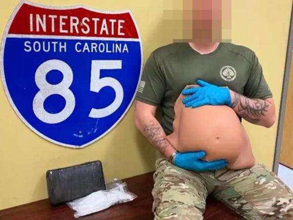 她跑一半“孕肚掉下来”全场吓坏 竟喷出逾1.5公斤可卡因