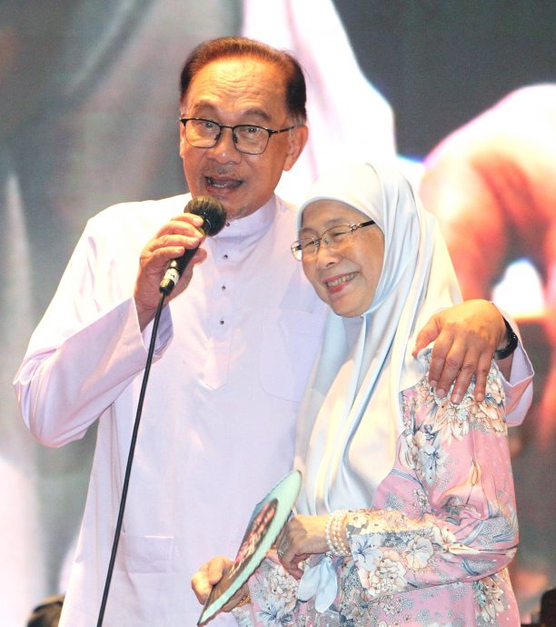 安华在财政部献歌爱妻