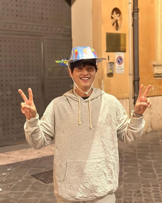 宋仲基晒娇妻视角照下巴不见  遭韩媒酸“再婚真好”