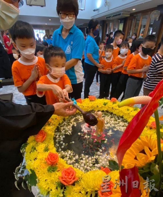 实兆远佛教会庆卫塞节 约400人参与浴佛