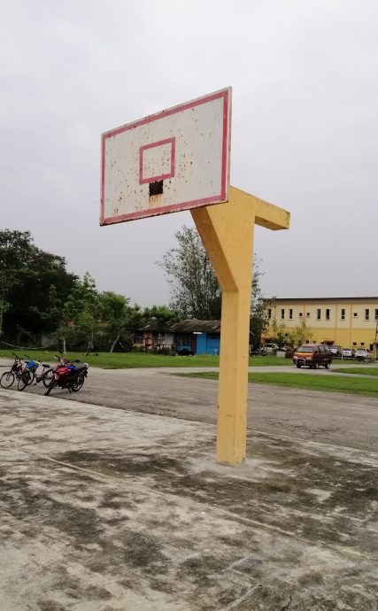 封面-大都会:篮球场太烂,村民举横幅表不满/11图