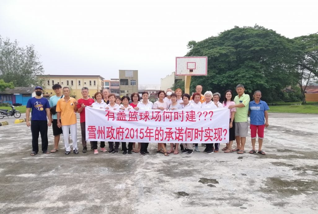 封面-大都会:篮球场太烂,村民举横幅表不满/11图