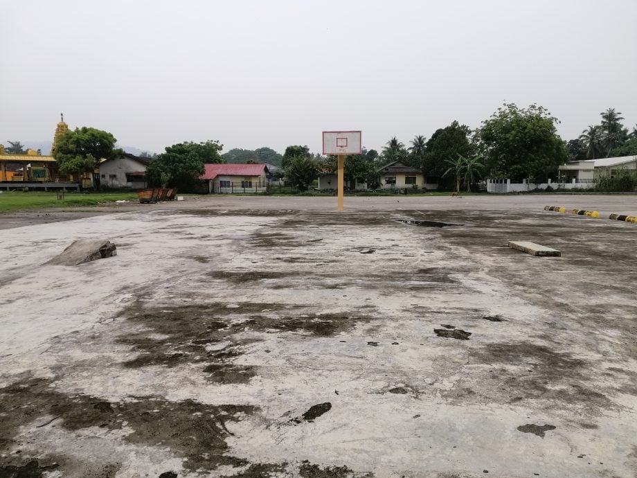 封面-大都会:篮球场太烂,村民举横幅表不满/11图