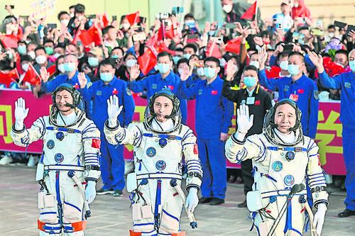 封面副文///神舟十六发射成功 3太空人状态良好