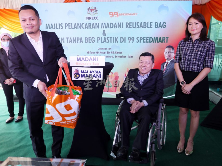 封面文∕环境部长:放眼2025年全国各领域无塑料袋