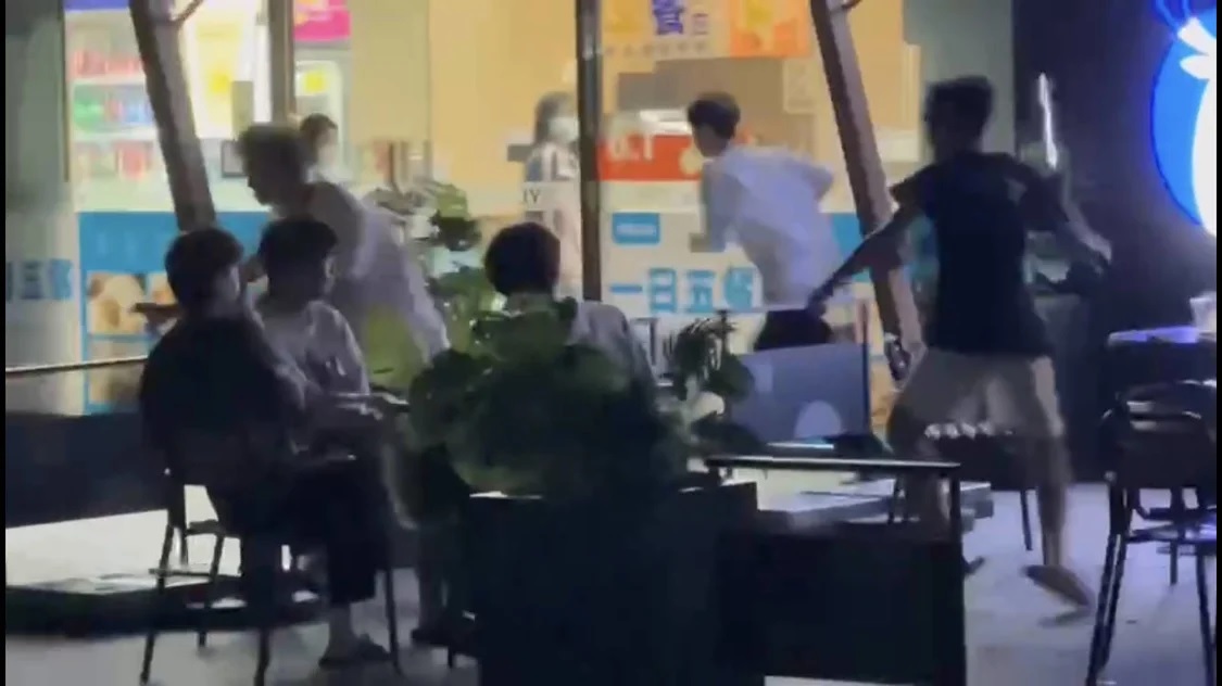 少年砍断主播手掌 起因只是口角纠纷