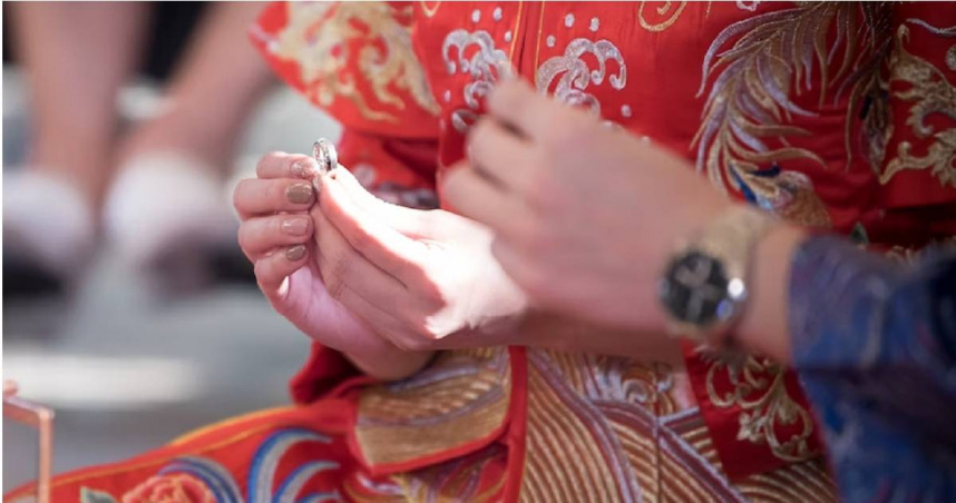 少给一万聘金“新娘拒上礼车”!新郎羞愤当场咬舌自尽