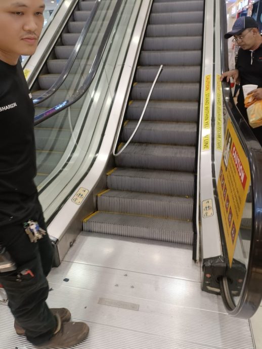 **已签发**柔:3岁男童脚趾卡电扶梯,商场保安即时解救