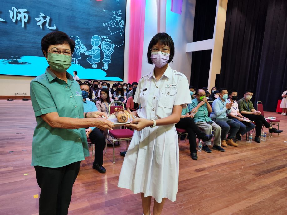 **已签发**柔:头条之一:循释菜古礼以蔬果敬师,至达城宽中生感恩教师无私奉献