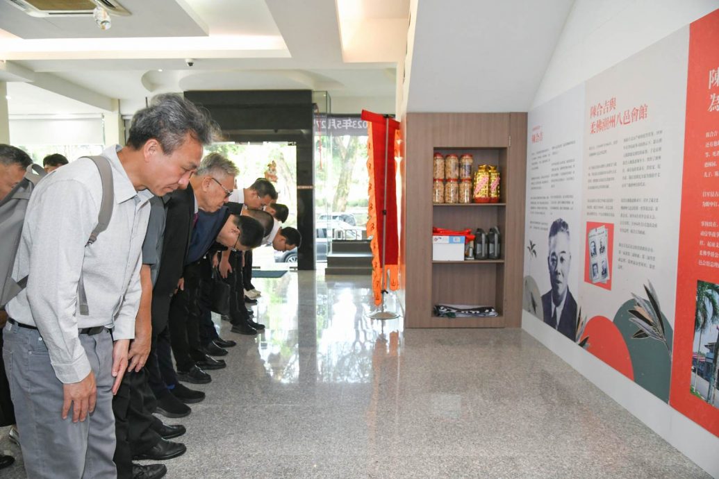 **已签发**柔:头条之一:潮州经贸代表团参观文物馆,被“陈合吉事迹”所吸引