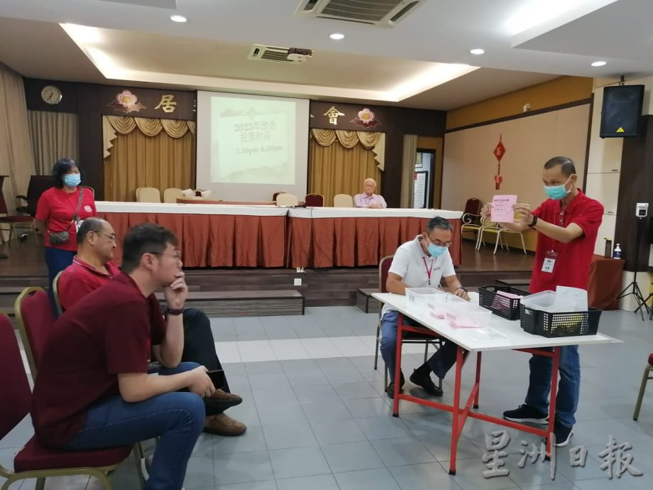 **已签发**柔:头条之一:銮中华公会第三次改选理事,刘文丰蝉联会长职