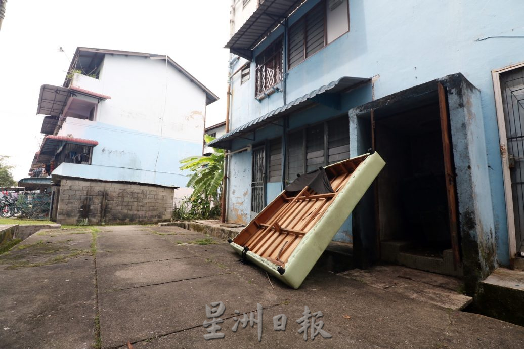 **已签发**柔:封面:【特稿】:皇后组屋环境脏乱设施残旧,管理委会:除了拨款,居民公德心是关键