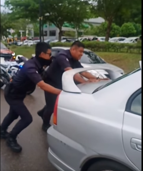 **已签发**柔:巡警帮忙推车,舒缓路口交通
