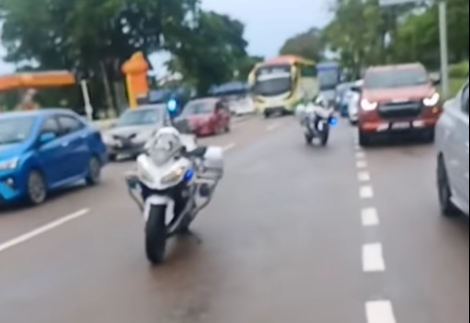 **已签发**柔:巡警帮忙推车,舒缓路口交通