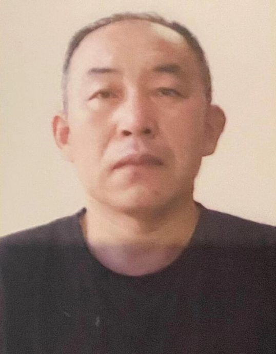 *已签发*柔:狮城二三事:中国男子狮城骑脚车被撞亡 17岁独子来新带父骨灰回国