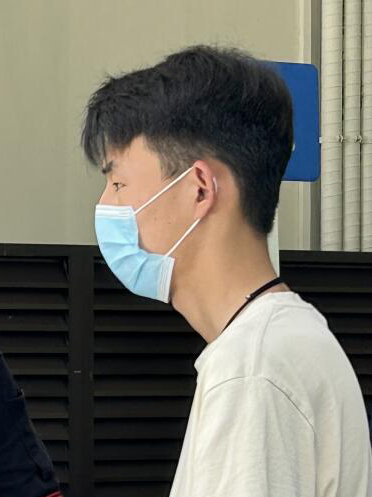 *已签发*柔:狮城二三事:中国男子狮城骑脚车被撞亡 17岁独子来新带父骨灰回国