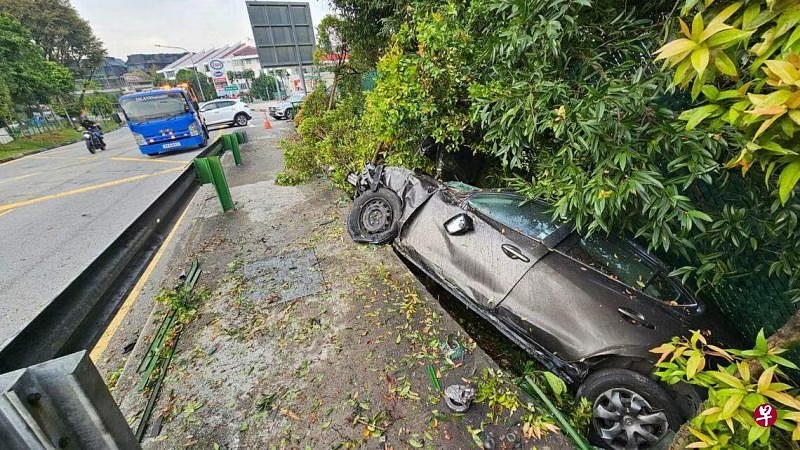 *已签发*柔:狮城二三事:女子酒驾坠沟渠 施援男酒测不过皆被捕
