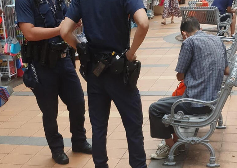 *已签发*柔:狮城二三事:故意躺地上等人扶 “躺地叔”被指博同情讨钱