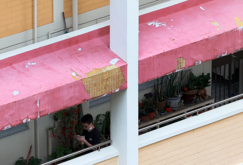 *已签发*柔:狮城二三事:狮城1组屋石膏片剥落砸车 居民担心砸伤人