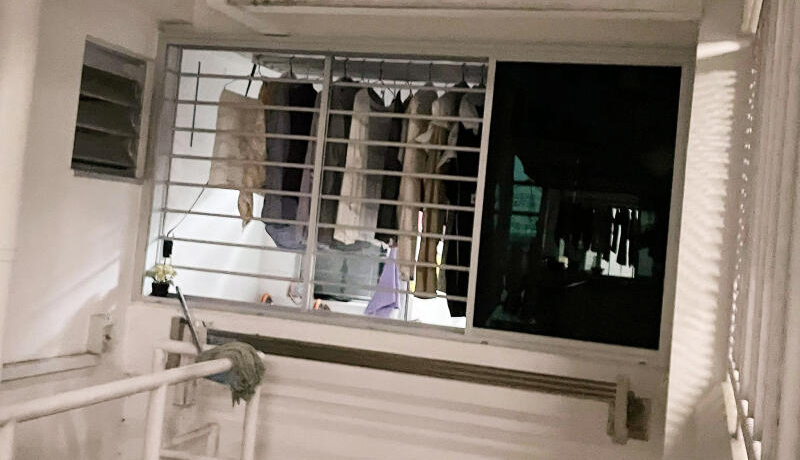 *已签发*柔:狮城二三事:狮城义顺组屋围栏现神秘手脚印 居民怀疑贼攀栏闯屋