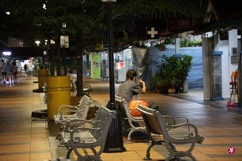 *已签发*柔:狮城二三事:被指假晕博同情 “躺地叔”:饿到晕非作秀