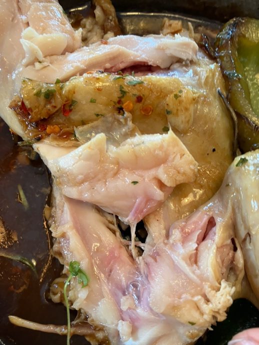 **已签发**柔:狮城二三事:要价40新元鸡肉没煮熟,食客:无法接受