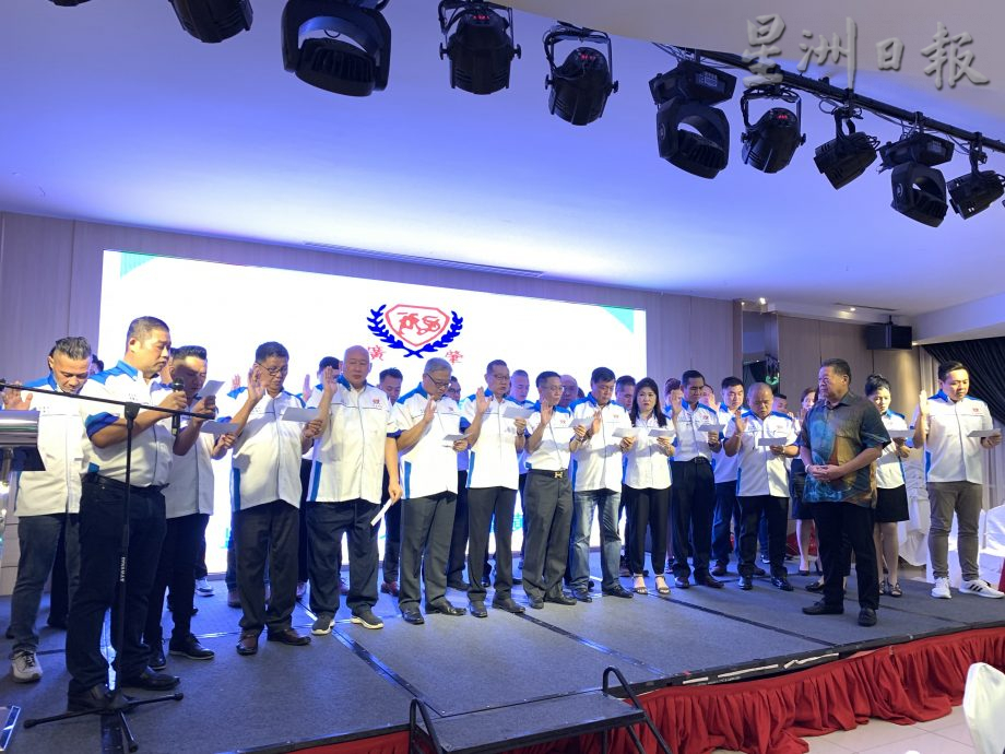 **已签发**柔:社团版头条 :新山广肇新届会长陈德福,带领新届理事宣誓就职