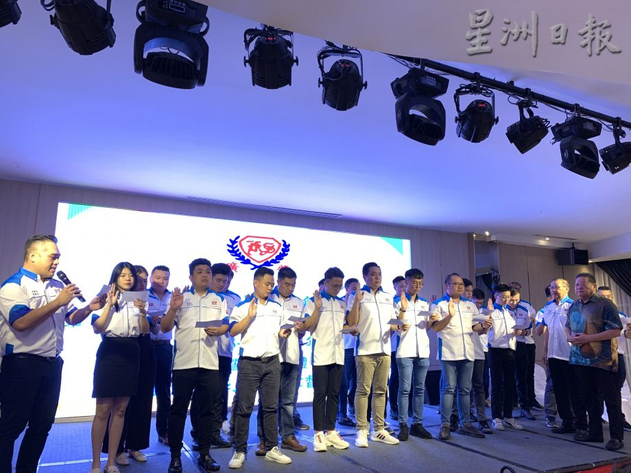 **已签发**柔：社团版头条 ：新山广肇新届会长陈德福，带领新届理事宣誓就职
