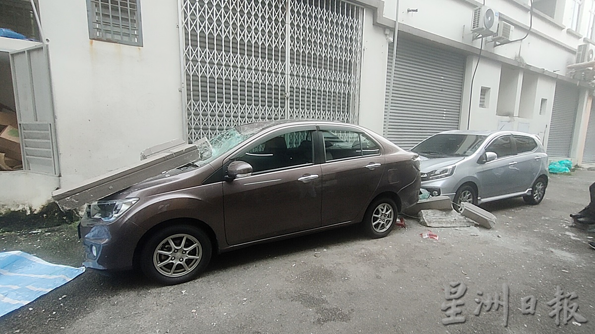 **已签发**柔:祸从天降!店屋上层墙沿块脱落,砸中停放下方2车