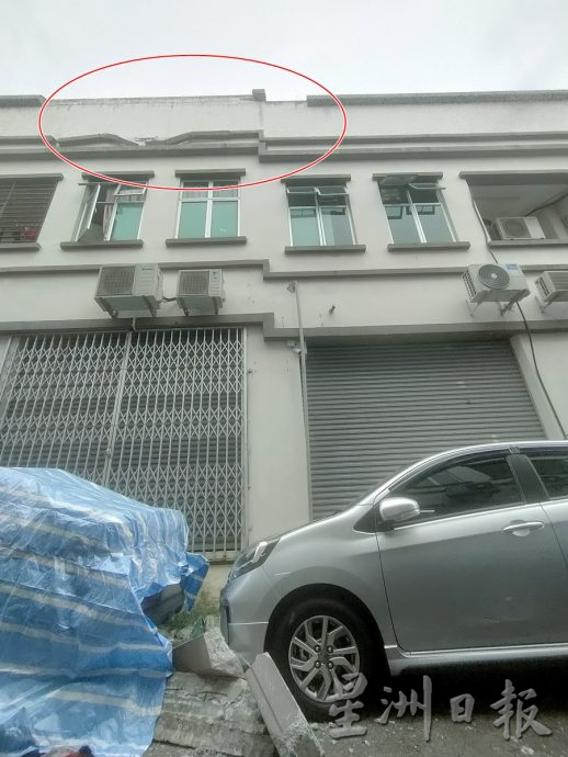 **已签发**柔:祸从天降!店屋上层墙沿块脱落,砸中停放下方2车