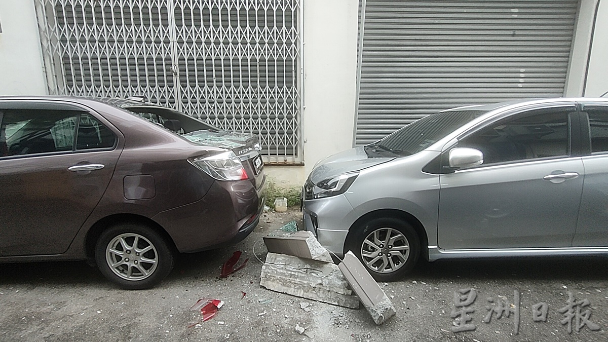 **已签发**柔:祸从天降!店屋上层墙沿块脱落,砸中停放下方2车