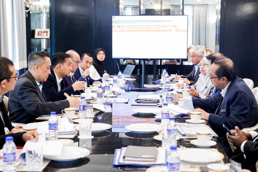 **已签发**柔:第三版头条:拉菲兹与柔大臣会面,谈推动柔作为国家主要经济引擎