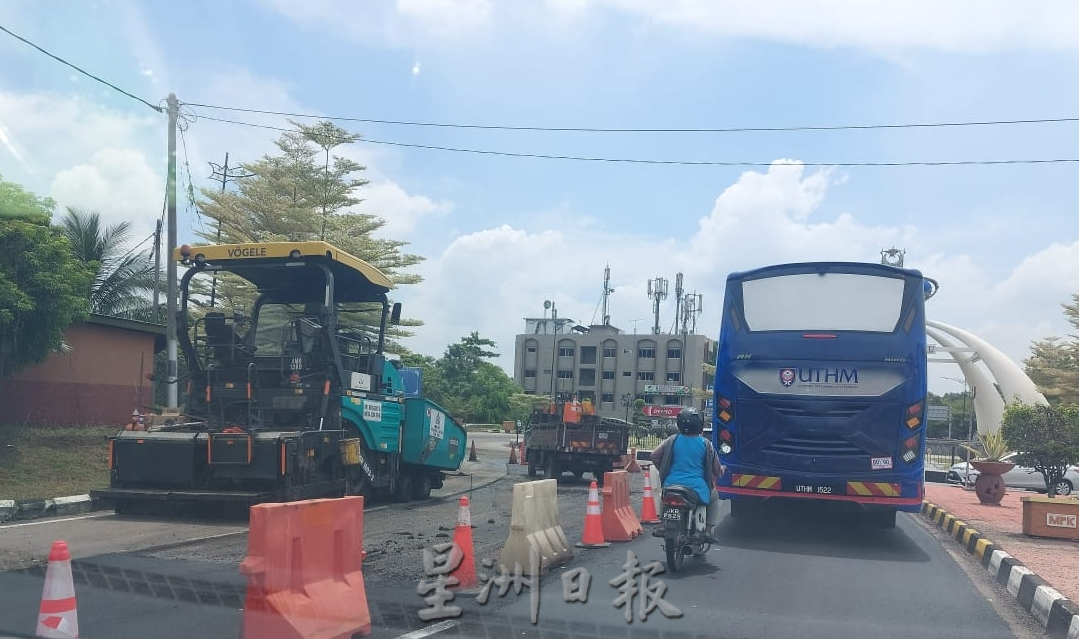 **已签发**柔:第三版头条:銮通峇路铺道致上班时间大塞车,引发民怨
