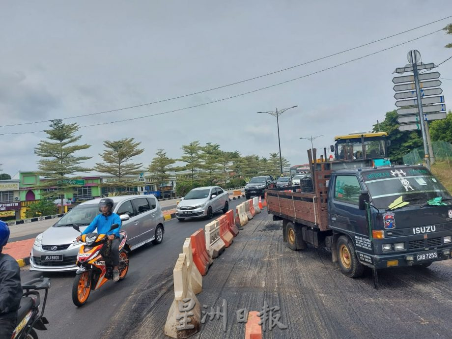 **已签发**柔:第三版头条:銮通峇路铺道致上班时间大塞车,引发民怨