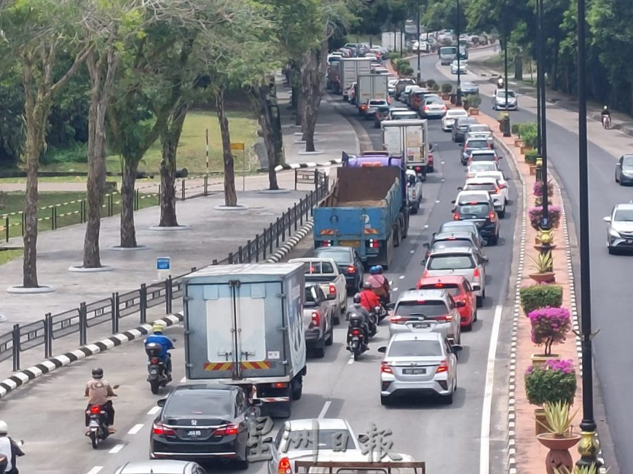 **已签发**柔:第三版头条:銮通峇路铺道致上班时间大塞车,引发民怨