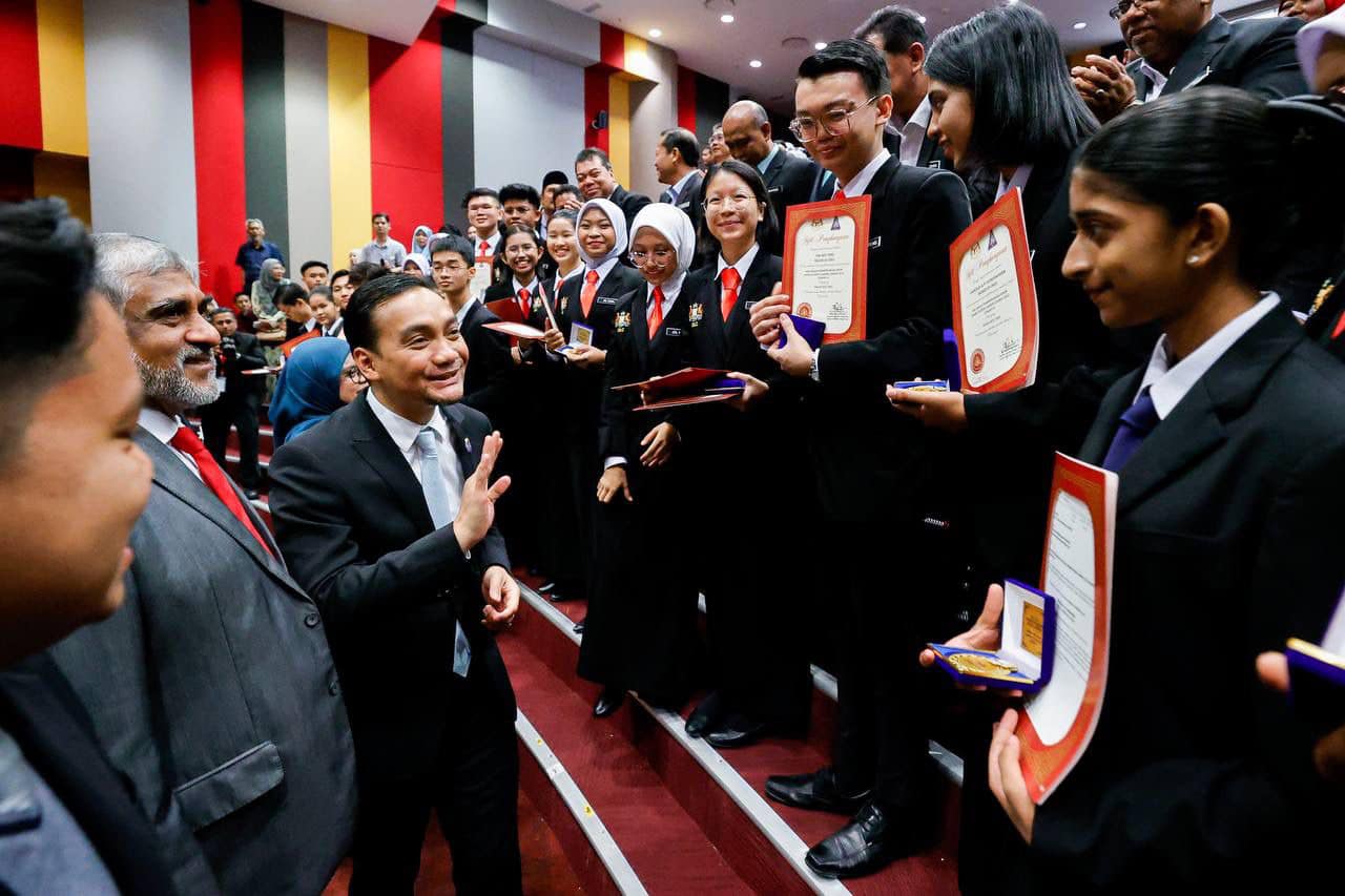 **已签发**柔:第三版次头:柔学生领袖理事会结业礼,大臣献上祝福