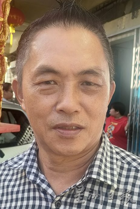**已签发**柔:第二版头条:26轮罗里卸货中突向前滑行,撞毁6车幸未伤人