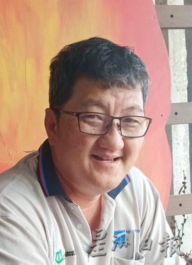 **已签发**柔:第二版头条:26轮罗里卸货中突向前滑行,撞毁6车幸未伤人