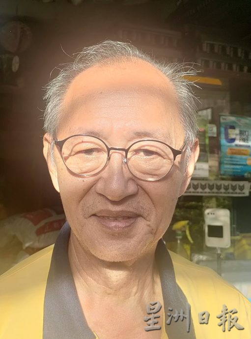 **已签发**柔:第二版头条:26轮罗里卸货中突向前滑行,撞毁6车幸未伤人