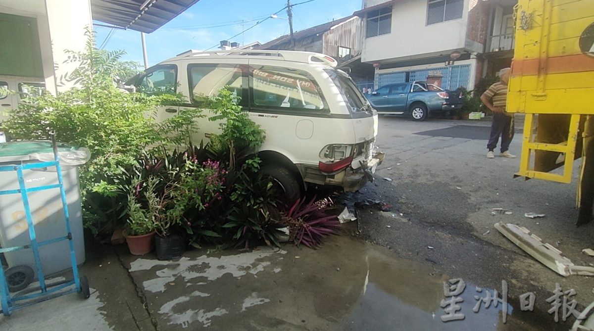 **已签发**柔：第二版头条：26轮罗里卸货中突向前滑行，撞毁6车幸未伤人