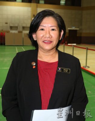 **已签发**柔:第四版头条:每年拨出100万,郑玉美:南方大学基金会助清寒生完成学业
