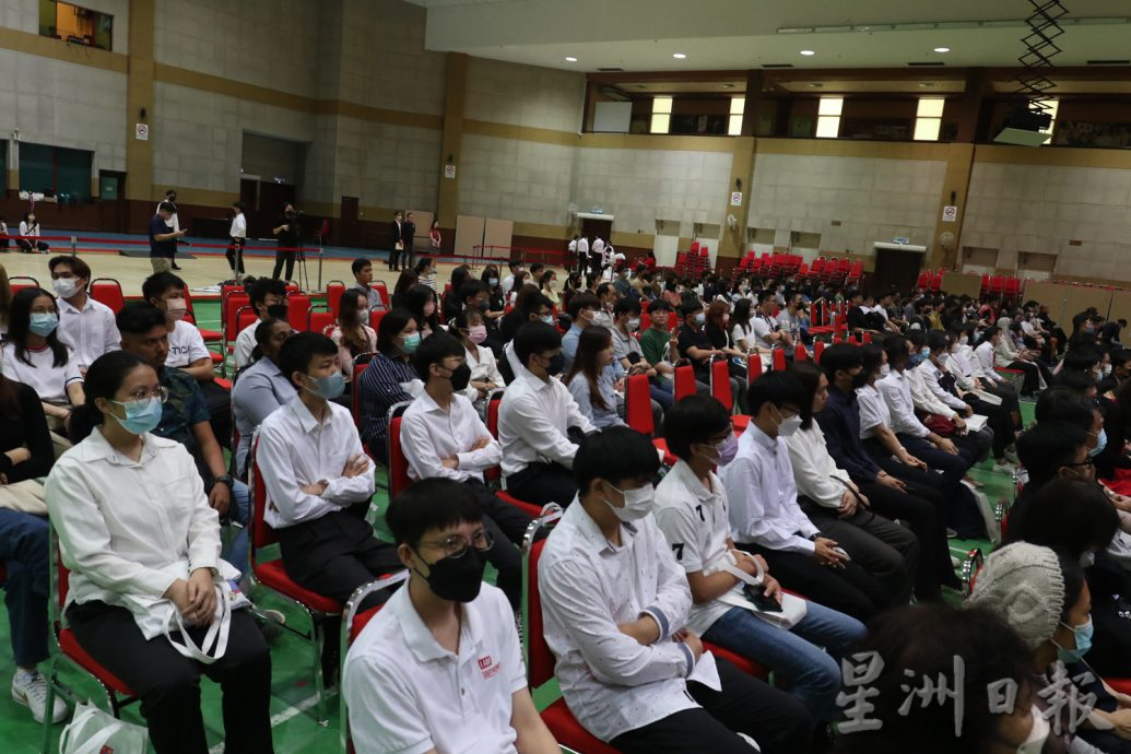 **已签发**柔:第四版头条:每年拨出100万,郑玉美:南方大学基金会助清寒生完成学业