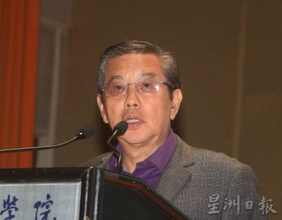 **已签发**柔:第四版头条:每年拨出100万,郑玉美:南方大学基金会助清寒生完成学业