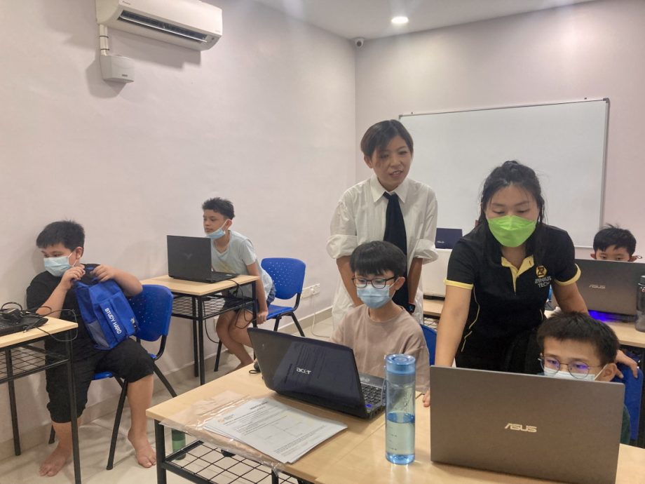 **已签发**柔:黄炣卿推动编程课程学习,赞助20名学生部分课程费用