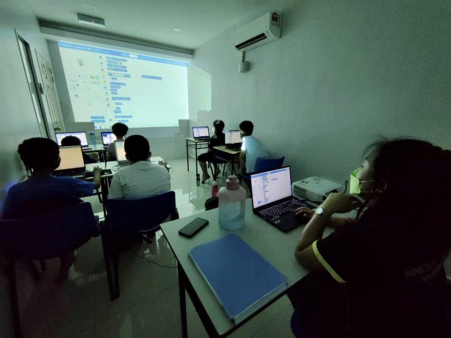 **已签发**柔:黄炣卿推动编程课程学习,赞助20名学生部分课程费用