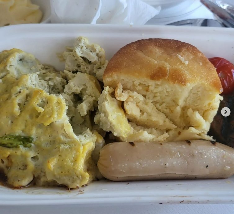 师傅又怼马航飞机餐 “西式炒蛋超难吃!”