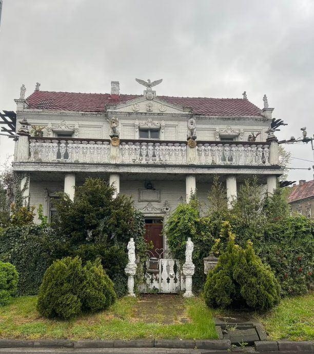 废置老房挂满1000娃娃太恐怖 背后故事太悲伤